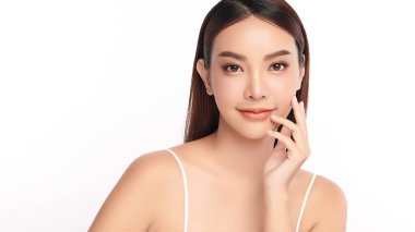 Beyaz arka planda temiz tenli güzel Asyalı kadın, yüz bakımı, yüz bakımı, kozmetoloji, güzellik ve kaplıca, Asyalı kadın portresi.