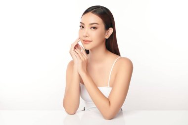 Beyaz arka planda temiz tenli güzel Asyalı kadın, yüz bakımı, yüz bakımı, kozmetoloji, güzellik ve kaplıca, Asyalı kadın portresi.