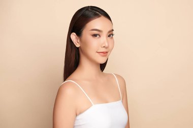 Taze bej arkaplan, yüz bakımı, yüz bakımı, kozmetoloji, güzellik ve kaplıca, Asyalı kadın portresi.