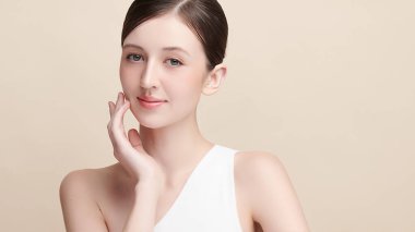 Bej arkaplan, yüz bakımı, yüz bakımı, kozmetoloji, güzellik ve kaplıca, kadın portresi..