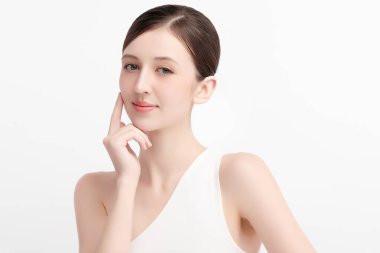 Beyaz arka planda temiz tenli güzel bir kadın, yüz bakımı, yüz bakımı, kozmetoloji, güzellik ve kaplıca, kadın portresi..