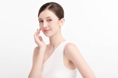 Beyaz arka planda temiz tenli güzel bir kadın, yüz bakımı, yüz bakımı, kozmetoloji, güzellik ve kaplıca, kadın portresi..