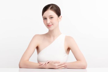 Beyaz arka planda temiz tenli güzel bir kadın, yüz bakımı, yüz bakımı, kozmetoloji, güzellik ve kaplıca, kadın portresi..