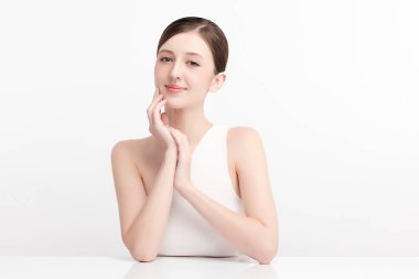 Beyaz arka planda temiz tenli güzel bir kadın, yüz bakımı, yüz bakımı, kozmetoloji, güzellik ve kaplıca, kadın portresi..