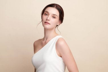 Bej arkaplan, yüz bakımı, yüz bakımı, kozmetoloji, güzellik ve kaplıca, kadın portresi..