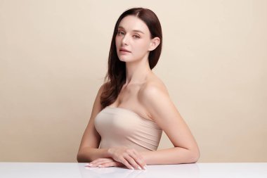 Bej arkaplan, yüz bakımı, yüz bakımı, kozmetoloji, güzellik ve kaplıca, kadın portresi..