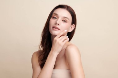 Bej arkaplan, yüz bakımı, yüz bakımı, kozmetoloji, güzellik ve kaplıca, kadın portresi..