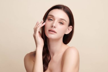 Bej arkaplan, yüz bakımı, yüz bakımı, kozmetoloji, güzellik ve kaplıca, kadın portresi..