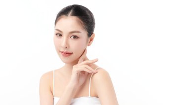 Beyaz arka planda temiz tenli güzel Asyalı kadın, yüz bakımı, yüz bakımı, kozmetoloji, güzellik ve kaplıca, Asyalı kadın portresi.