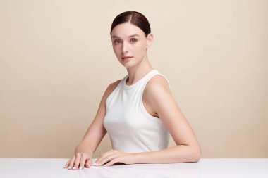 Bej arkaplan, yüz bakımı, yüz bakımı, kozmetoloji, güzellik ve kaplıca, kadın portresi..