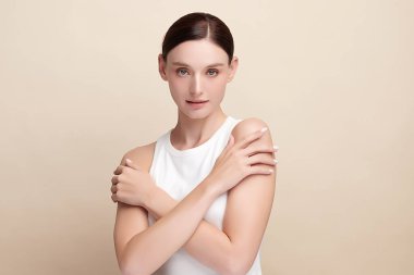 Bej arkaplan, yüz bakımı, yüz bakımı, kozmetoloji, güzellik ve kaplıca, kadın portresi..