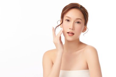 Beyaz arka planda temiz tenli güzel Asyalı kadın, yüz bakımı, yüz bakımı, kozmetoloji, güzellik ve kaplıca, Asyalı kadın portresi.