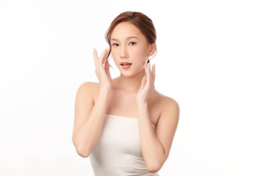 Beyaz arka planda temiz tenli güzel Asyalı kadın, yüz bakımı, yüz bakımı, kozmetoloji, güzellik ve kaplıca, Asyalı kadın portresi.