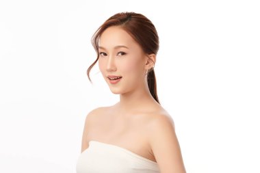 Beyaz arka planda temiz tenli güzel Asyalı kadın, yüz bakımı, yüz bakımı, kozmetoloji, güzellik ve kaplıca, Asyalı kadın portresi.