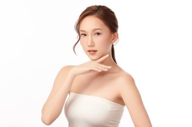 Beyaz arka planda temiz tenli güzel Asyalı kadın, yüz bakımı, yüz bakımı, kozmetoloji, güzellik ve kaplıca, Asyalı kadın portresi.