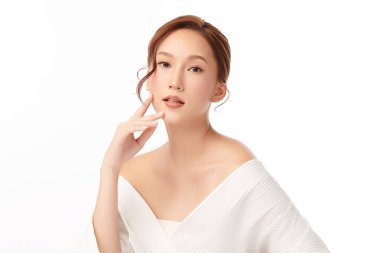 Beyaz arka planda temiz tenli güzel Asyalı kadın, yüz bakımı, yüz bakımı, kozmetoloji, güzellik ve kaplıca, Asyalı kadın portresi.