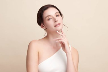 Bej arkaplan, yüz bakımı, yüz bakımı, kozmetoloji, güzellik ve kaplıca, kadın portresi..