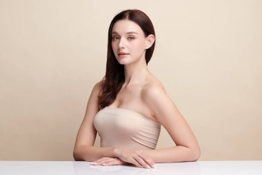 Bej arkaplan, yüz bakımı, yüz bakımı, kozmetoloji, güzellik ve kaplıca, kadın portresi..