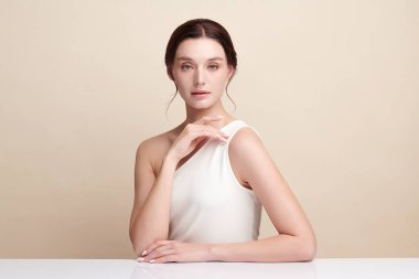 Bej arkaplan, yüz bakımı, yüz bakımı, kozmetoloji, güzellik ve kaplıca, kadın portresi..