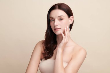 Bej arkaplan, yüz bakımı, yüz bakımı, kozmetoloji, güzellik ve kaplıca, kadın portresi..