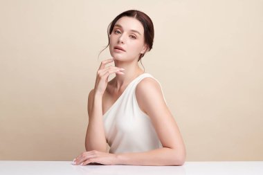 Bej arkaplan, yüz bakımı, yüz bakımı, kozmetoloji, güzellik ve kaplıca, kadın portresi..