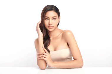 Beyaz arka planda temiz tenli güzel Asyalı kadın, yüz bakımı, yüz bakımı, kozmetoloji, güzellik ve kaplıca, Asyalı kadın portresi.