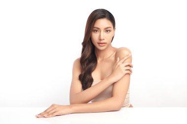 Beyaz arka planda temiz tenli güzel Asyalı kadın, yüz bakımı, yüz bakımı, kozmetoloji, güzellik ve kaplıca, Asyalı kadın portresi.
