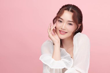 Pembe arka planda temiz tenli güzel Asyalı kadın, yüz bakımı, yüz bakımı, kozmetoloji, güzellik ve kaplıca, Asyalı kadın portresi.