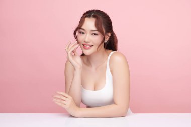 Pembe arka planda temiz tenli güzel Asyalı kadın, yüz bakımı, yüz bakımı, kozmetoloji, güzellik ve kaplıca, Asyalı kadın portresi.