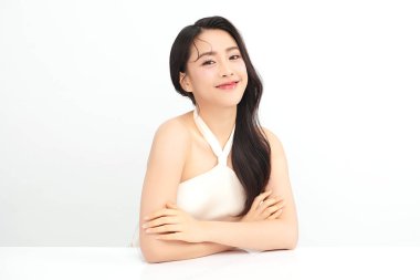 Beyaz arka planda temiz tenli güzel Asyalı kadın, yüz bakımı, yüz bakımı, kozmetoloji, güzellik ve kaplıca, Asyalı kadın portresi.