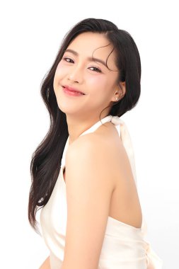 Beyaz arka planda temiz tenli güzel Asyalı kadın, yüz bakımı, yüz bakımı, kozmetoloji, güzellik ve kaplıca, Asyalı kadın portresi.