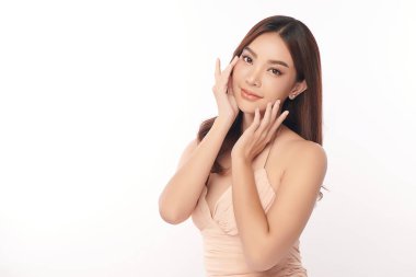 Beyaz arka planda temiz tenli güzel Asyalı kadın, yüz bakımı, yüz bakımı, kozmetoloji, güzellik ve kaplıca, Asyalı kadın portresi.