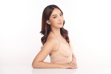 Beyaz arka planda temiz tenli güzel Asyalı kadın, yüz bakımı, yüz bakımı, kozmetoloji, güzellik ve kaplıca, Asyalı kadın portresi.