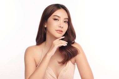 Beyaz arka planda temiz tenli güzel Asyalı kadın, yüz bakımı, yüz bakımı, kozmetoloji, güzellik ve kaplıca, Asyalı kadın portresi.