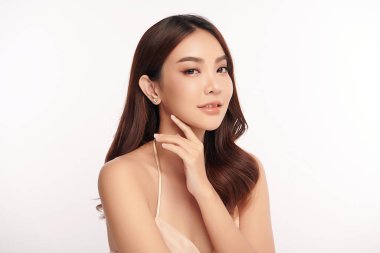 Beyaz arka planda temiz tenli güzel Asyalı kadın, yüz bakımı, yüz bakımı, kozmetoloji, güzellik ve kaplıca, Asyalı kadın portresi.