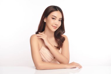 Beyaz arka planda temiz tenli güzel Asyalı kadın, yüz bakımı, yüz bakımı, kozmetoloji, güzellik ve kaplıca, Asyalı kadın portresi.