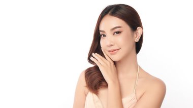 Beyaz arka planda temiz tenli güzel Asyalı kadın, yüz bakımı, yüz bakımı, kozmetoloji, güzellik ve kaplıca, Asyalı kadın portresi.