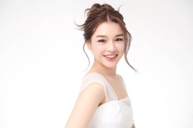 Beyaz arka planda temiz tenli güzel Asyalı kadın, yüz bakımı, yüz bakımı, kozmetoloji, güzellik ve kaplıca, Asyalı kadın portresi.