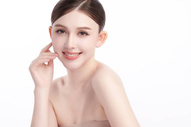 Beyaz arka planda temiz tenli güzel Asyalı kadın, yüz bakımı, yüz bakımı, kozmetoloji, güzellik ve kaplıca, Asyalı kadın portresi.