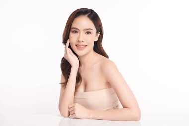 Beyaz arka planda temiz tenli güzel Asyalı kadın, yüz bakımı, yüz bakımı, kozmetoloji, güzellik ve kaplıca, Asyalı kadın portresi.