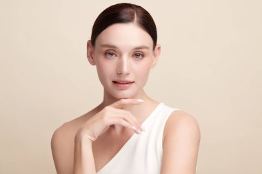 Bej arkaplan, yüz bakımı, yüz bakımı, kozmetoloji, güzellik ve kaplıca, kadın portresi..