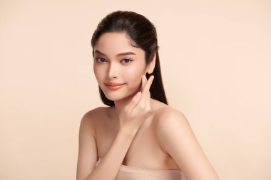 Bej arka planı, yüz bakımı, yüz bakımı, kozmetoloji, güzellik ve kaplıca, transseksüel kadın portresi.