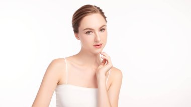 Beyaz arka planda temiz tenli güzel bir kadın, yüz bakımı, yüz bakımı, kozmetoloji, güzellik ve kaplıca, kadın portresi..