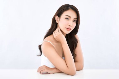 Beyaz arka planda temiz tenli güzel Asyalı kadın, yüz bakımı, yüz bakımı, kozmetoloji, güzellik ve kaplıca, Asyalı kadın portresi.