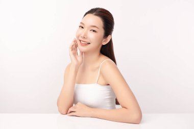 Beyaz arka planda temiz tenli güzel Asyalı kadın, yüz bakımı, yüz bakımı, kozmetoloji, güzellik ve kaplıca, Asyalı kadın portresi.