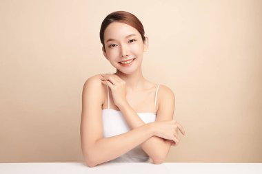 Taze bej arkaplan, yüz bakımı, yüz bakımı, kozmetoloji, güzellik ve kaplıca, Asyalı kadın portresi.