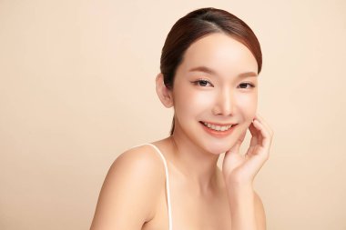 Taze bej arkaplan, yüz bakımı, yüz bakımı, kozmetoloji, güzellik ve kaplıca, Asyalı kadın portresi.