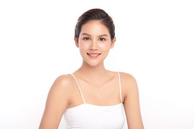 Beyaz arka planda temiz tenli güzel Asyalı kadın, yüz bakımı, yüz bakımı, kozmetoloji, güzellik ve kaplıca, Asyalı kadın portresi.