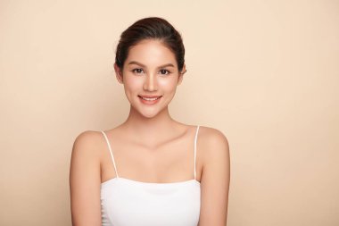 Taze bej arkaplan, yüz bakımı, yüz bakımı, kozmetoloji, güzellik ve kaplıca, Asyalı kadın portresi.