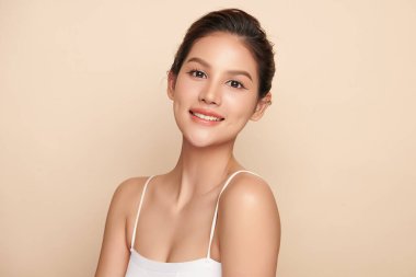 Taze bej arkaplan, yüz bakımı, yüz bakımı, kozmetoloji, güzellik ve kaplıca, Asyalı kadın portresi.